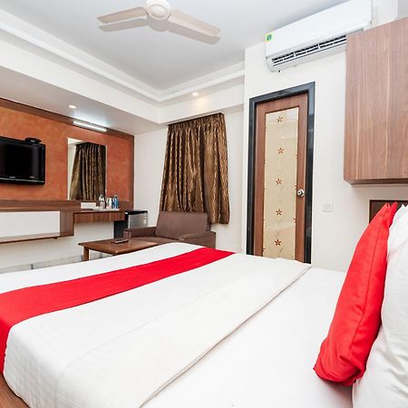 Hotel Balwas Surat Eksteriør billede