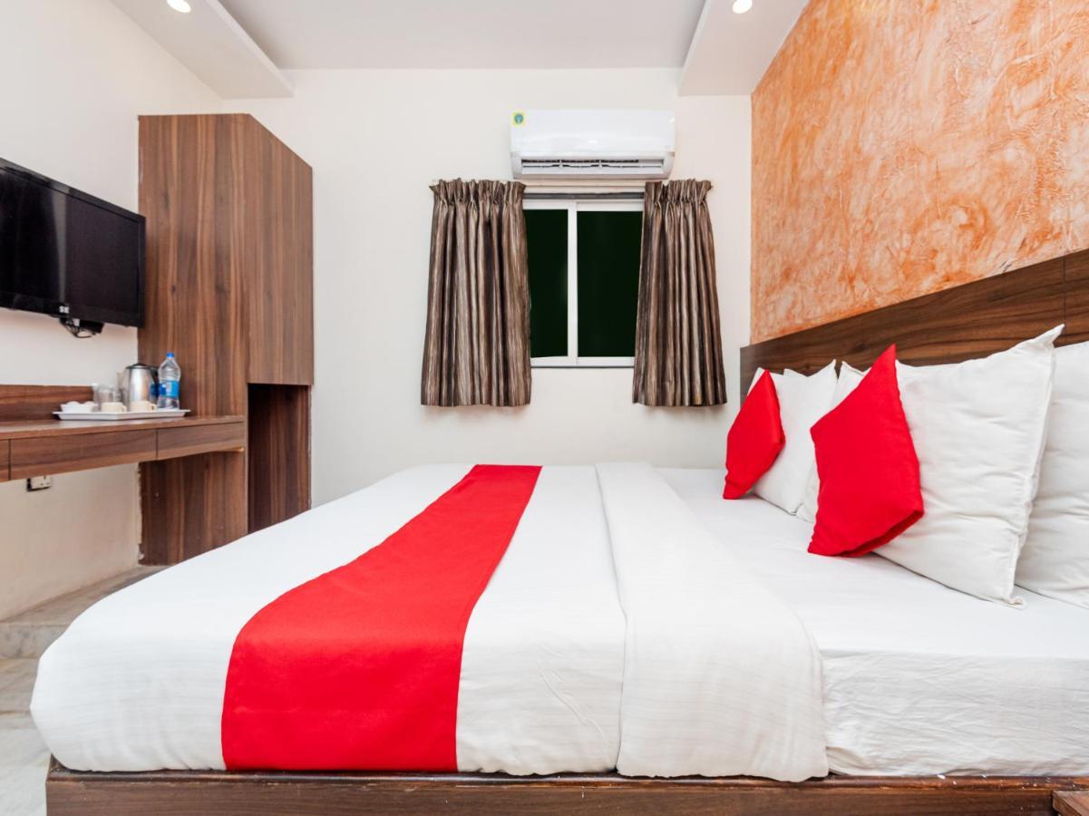 Hotel Balwas Surat Eksteriør billede