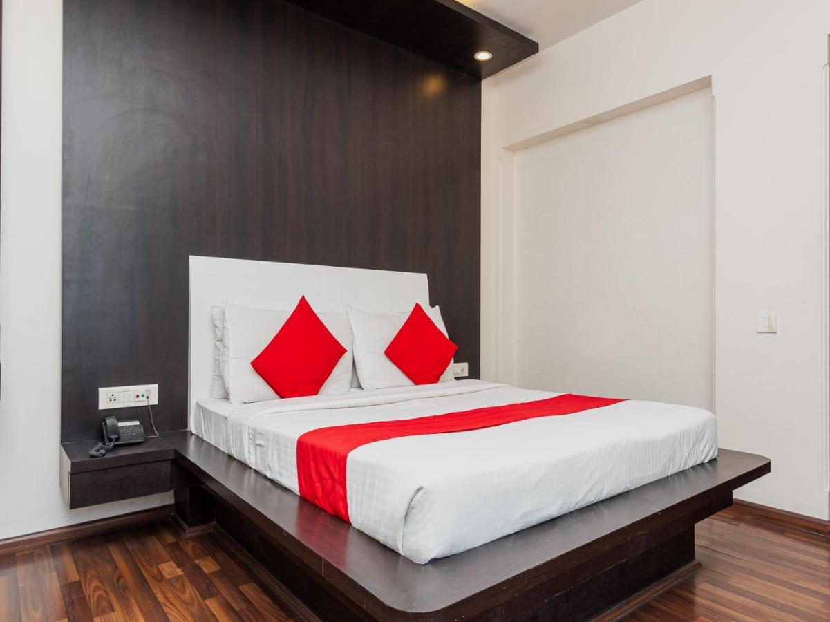 Hotel Balwas Surat Eksteriør billede