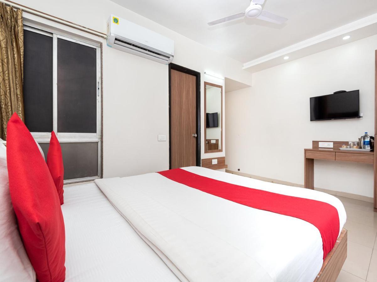 Hotel Balwas Surat Eksteriør billede