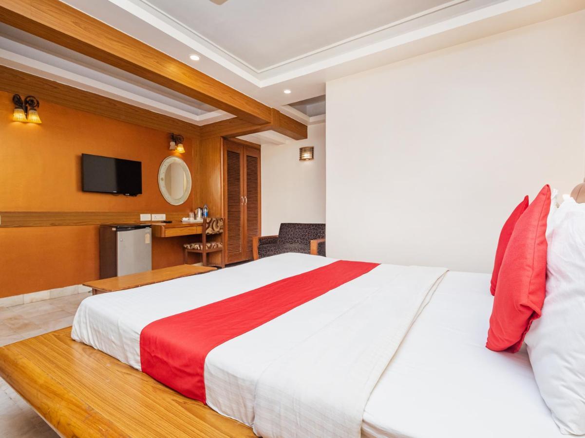 Hotel Balwas Surat Eksteriør billede