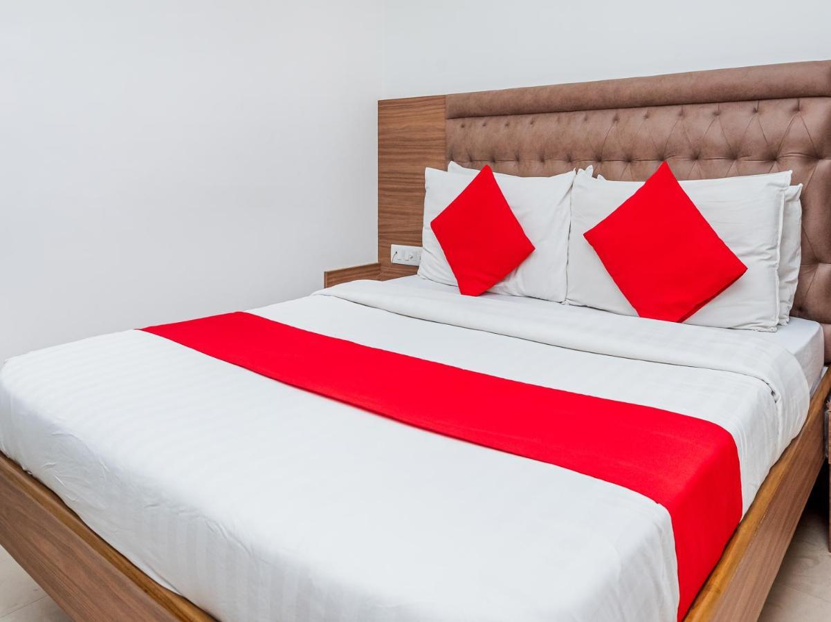 Hotel Balwas Surat Eksteriør billede