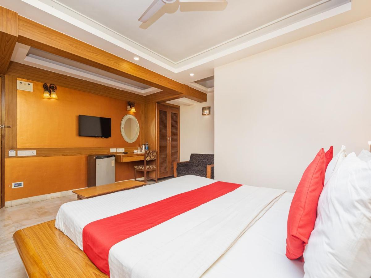 Hotel Balwas Surat Eksteriør billede