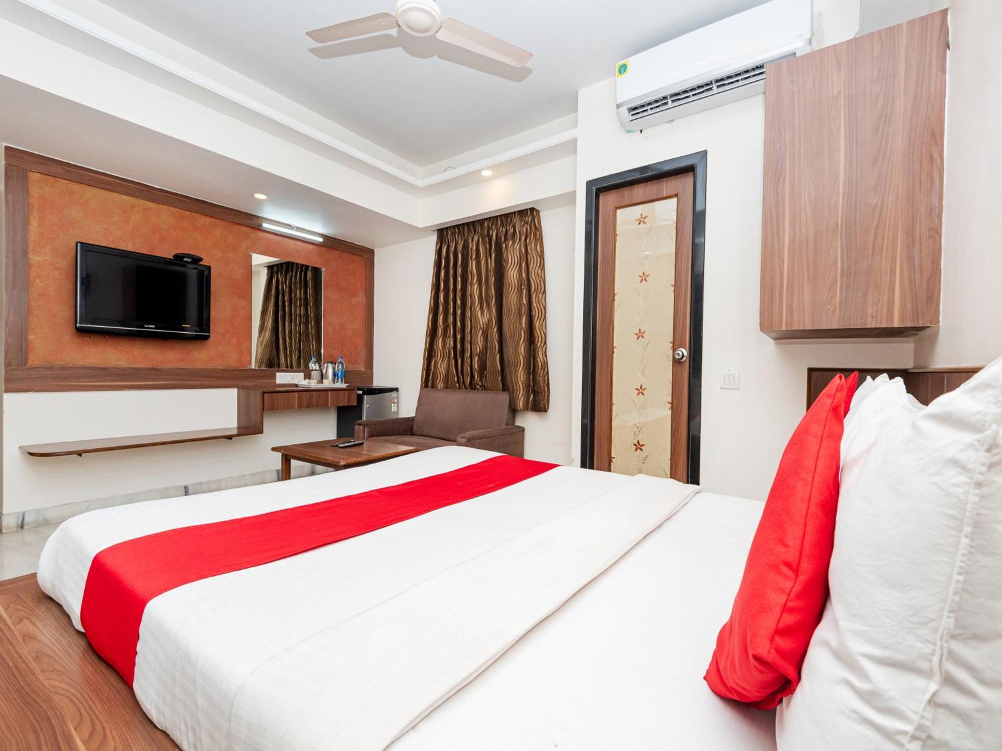 Hotel Balwas Surat Eksteriør billede