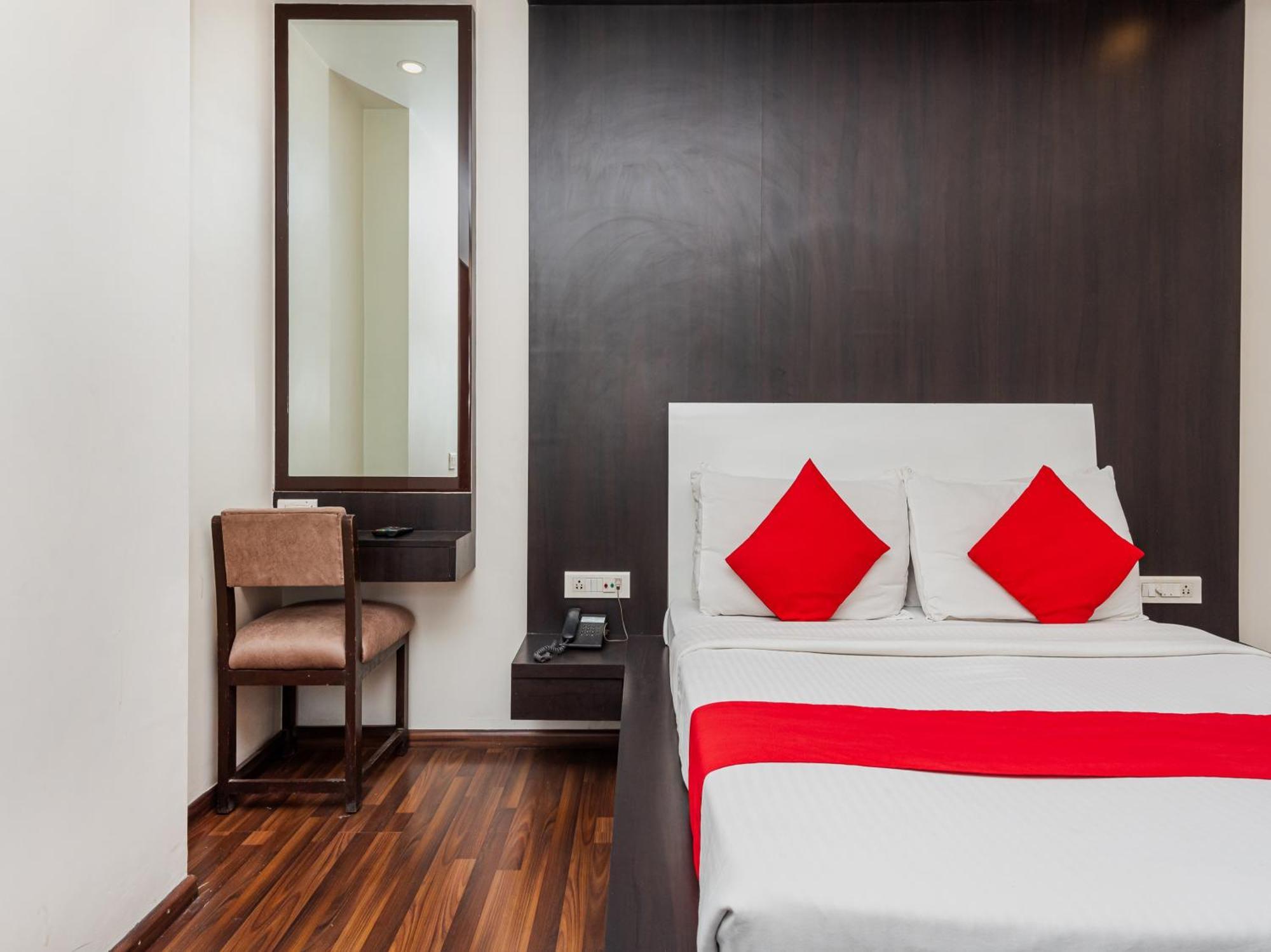 Hotel Balwas Surat Eksteriør billede